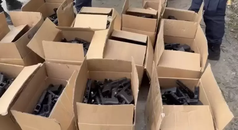 Kamyonet Değil Cephanelik! İstanbul'da Koli Koli Silah Yakalandı (3)