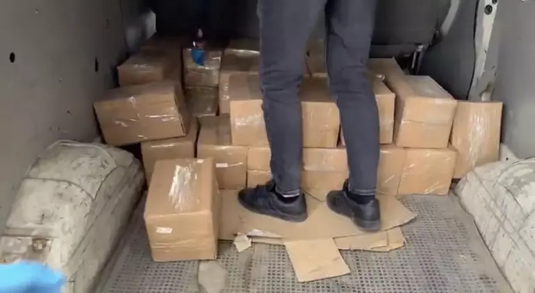 Kamyonet Değil Cephanelik! İstanbul'da Koli Koli Silah Yakalandı (4)