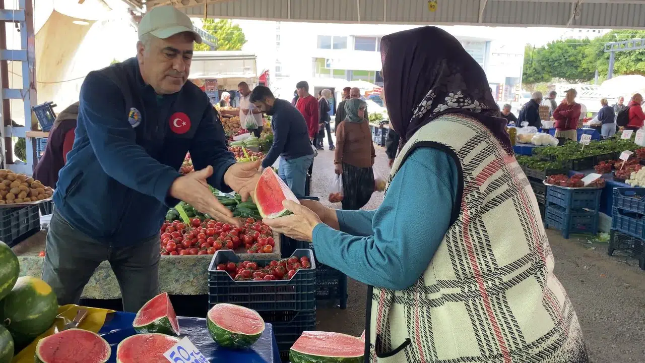 Karpuz Tezgâha Indi Dilimle Satış Dönemi Başladı! Kilosu 50 Tl...v