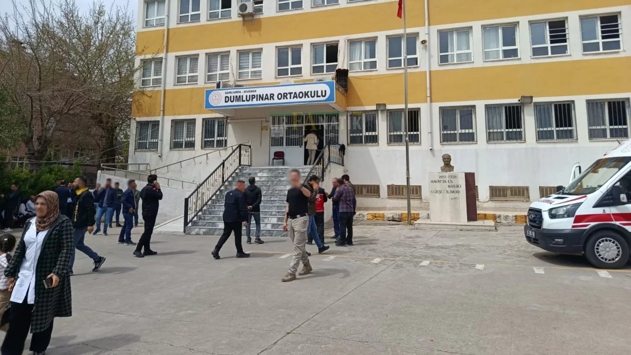 Siverek Dumlupınar Ortaokulu'nda Dehşet Öğretmeni Polis Kurtardı!