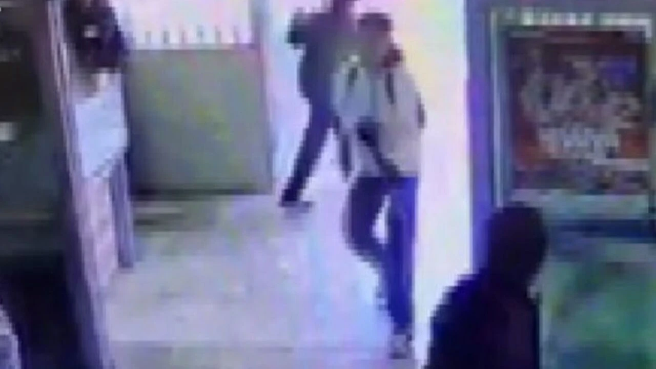 Siverek'te Saldırgan Okula Böyle Girdi! Dehşet Anları Kamerada Öğrenciler Can Havliyle Kaçtı!S