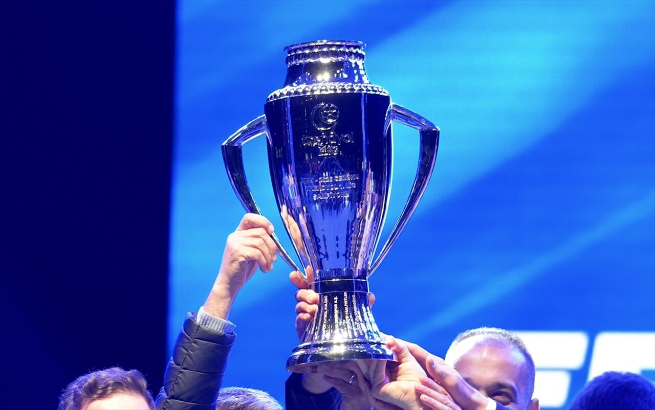 Süper Lig'e Yükselen Şampiyon Erzurumspor Fk Kupasını Aldı (2)