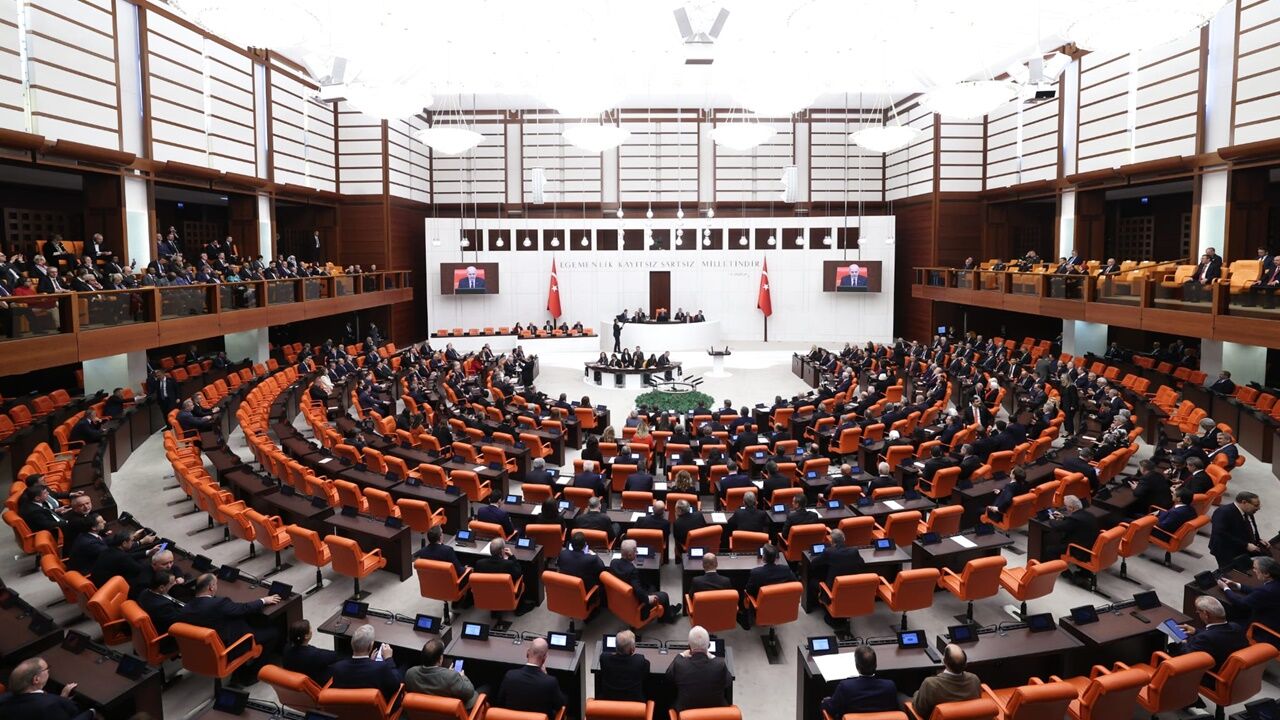 Meclis'te kritik onay çıktı: Mesai saatleri değişiyor
