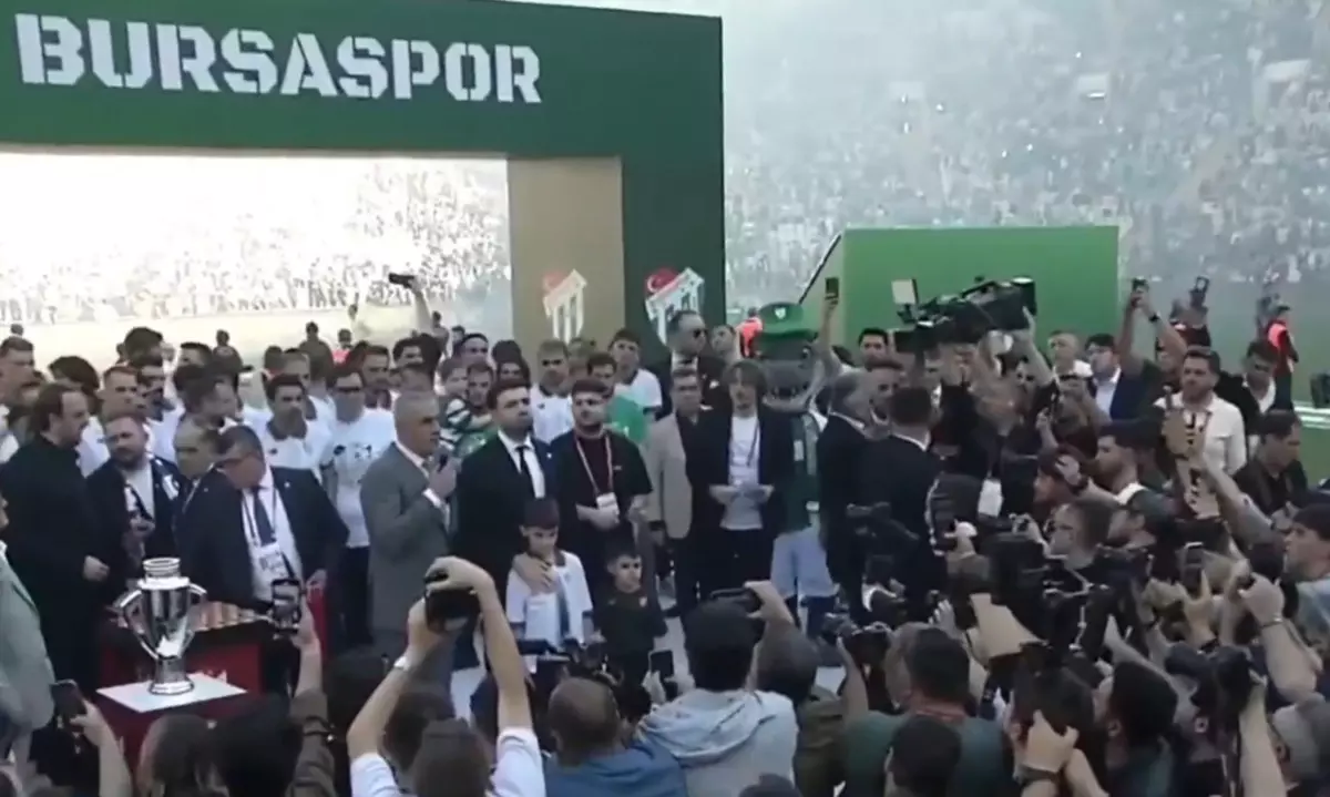 Tff Başkanı Hacıosmanoğlu'na Şampiyonluk Kutlamasına Şok Protesto! Islıklar Hiç Susmadı (2)