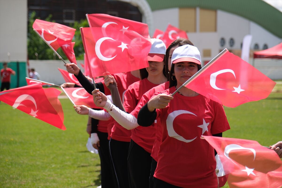 Aa 20260519 41428426 41428423 Bingolde 19 Mayis Ataturku Anma Genclik Ve Spor Bayrami Kutlandi (1)
