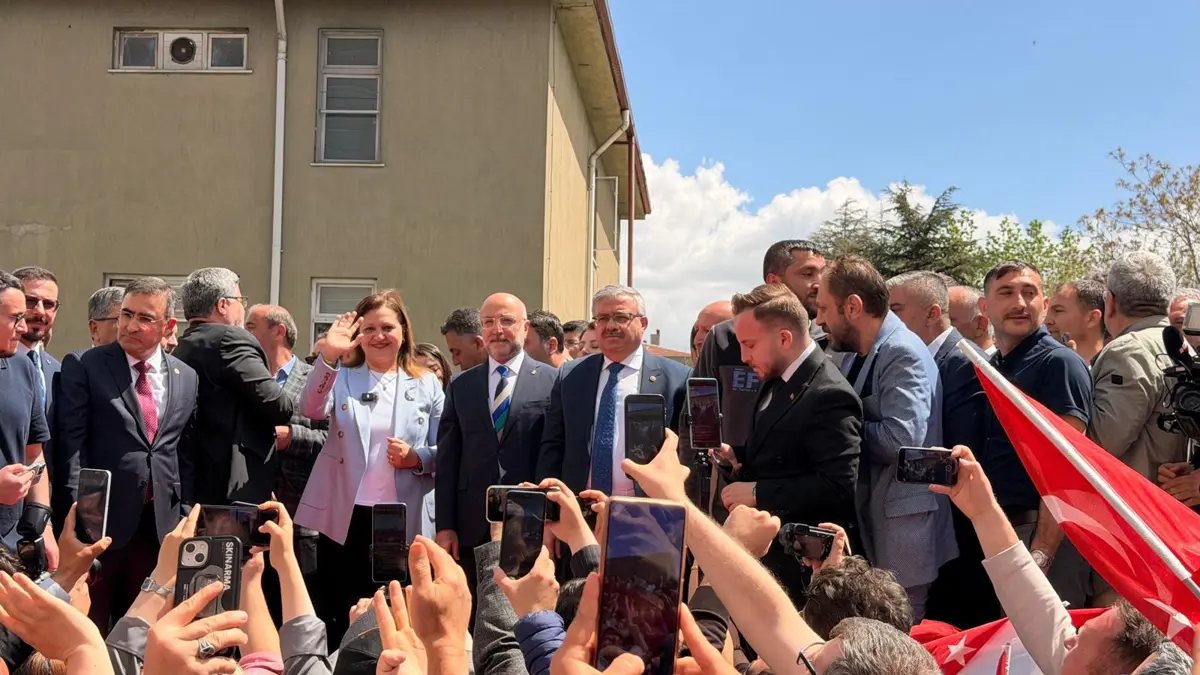Ak Parti'ye Geçen Burcu Köksal Memleketinde Konuştu (2)