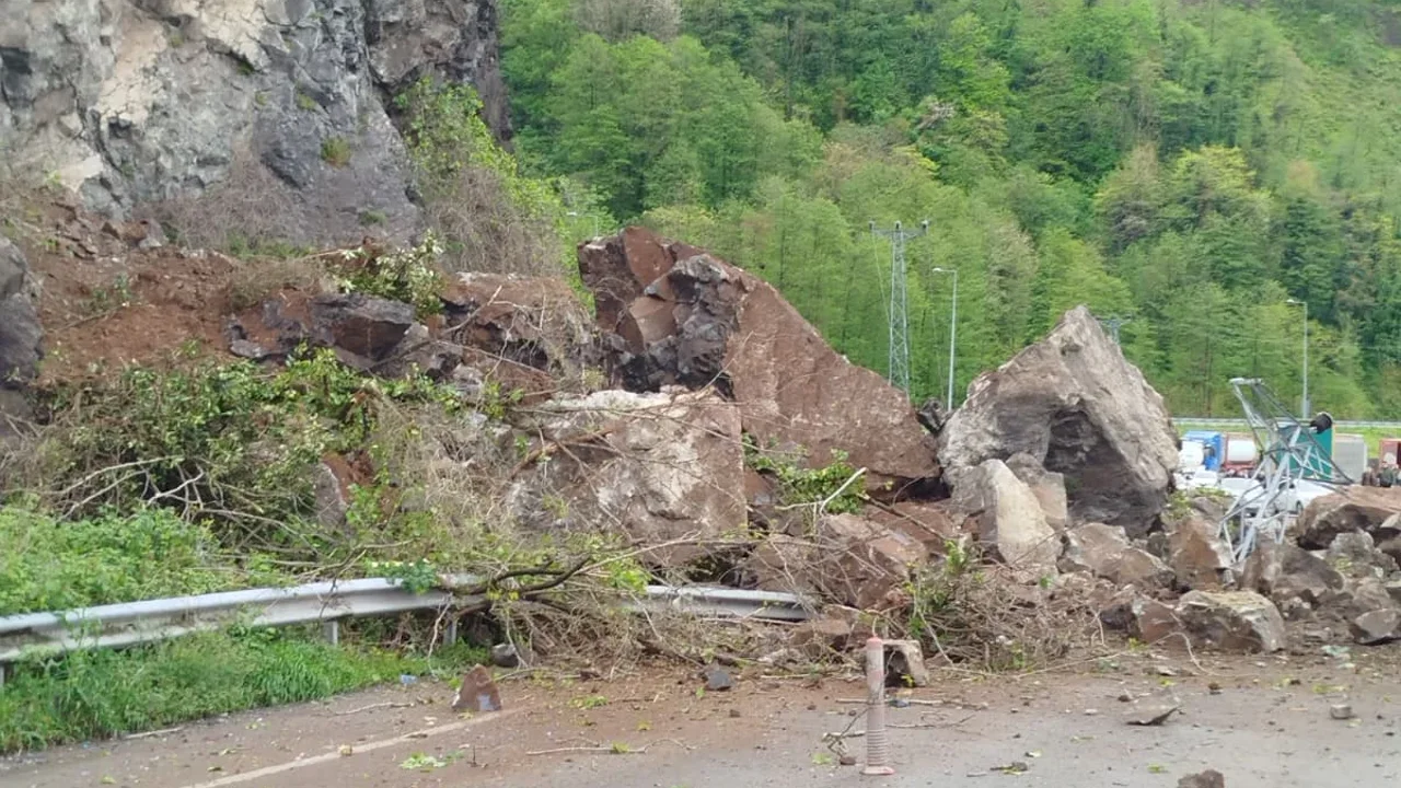 Artvin’de Heyelan Felaketi Arhavi Hopa Sarp Hattında Ulaşım Durdu!-1