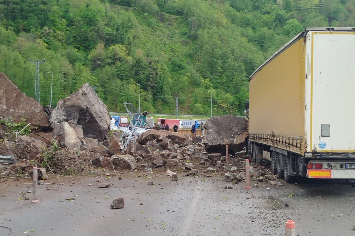 Artvin’de Heyelan Felaketi Arhavi Hopa Sarp Hattında Ulaşım Durdu!B