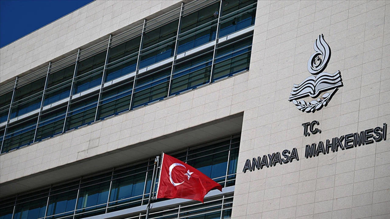 AYM'den CHP kararı: İsim kaldı, amblem silindi
