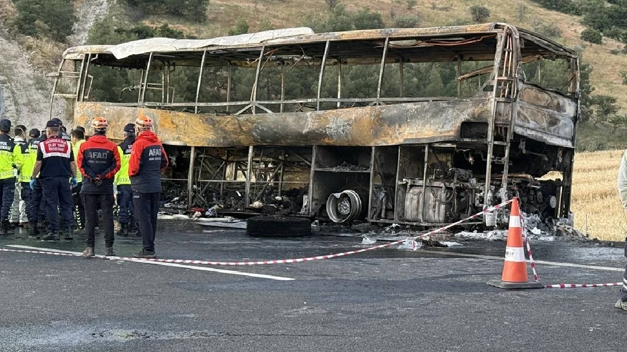 Bariyerlere Carpan Yolcu Otobusu Yandi Biri Bebek 8 Kisi Oldu 33 Kisi Yaralandi Jhfg Cover