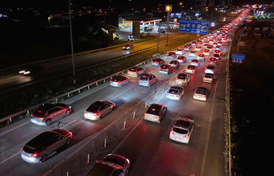 Bayram Dönüşü Çile Kuyruğu! Trafik Kilometrelerce Uzadı (2)