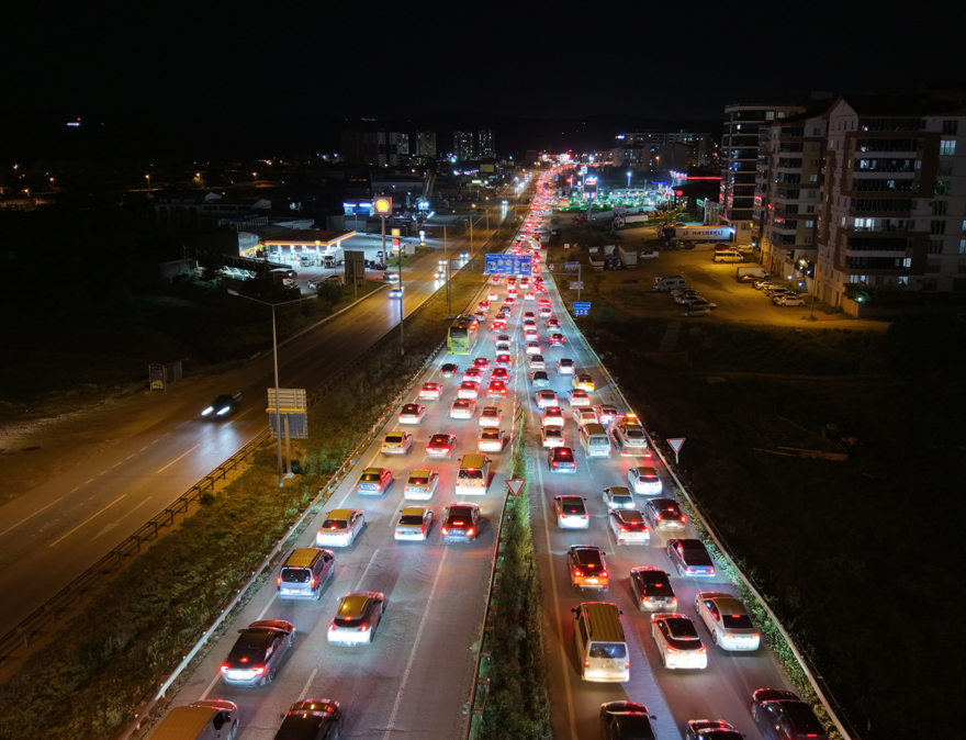 Bayram Dönüşü Çile Kuyruğu! Trafik Kilometrelerce Uzadı (5)