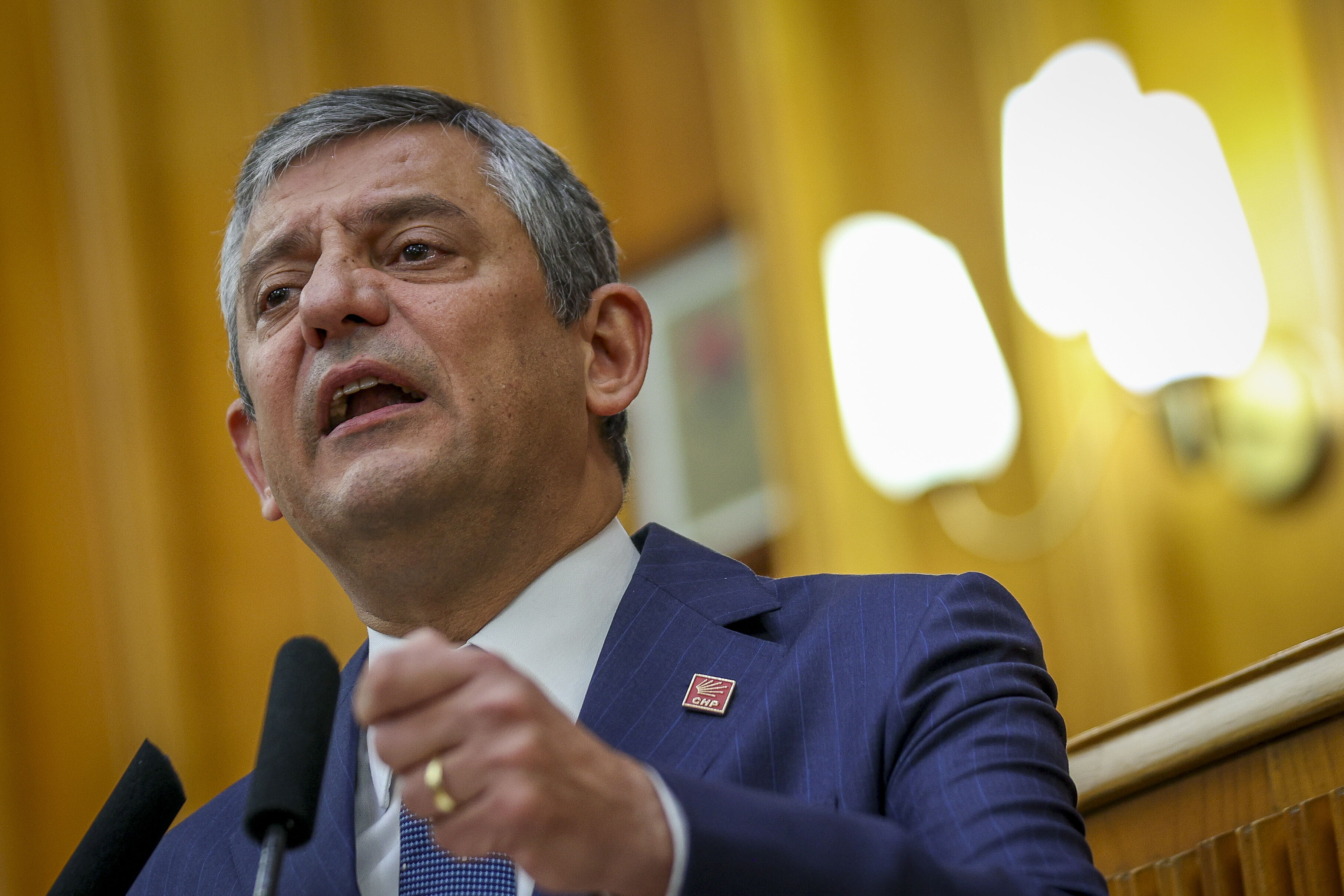CHP lideri Özel’den belediye operasyonlarına tepki: “AK Parti’ye gidersen her şeyden muafsın”