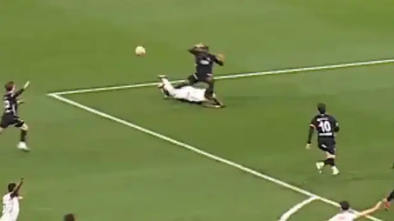 Beşiktaş Taraftarı Öfkesini Hocasından Çıkardı Sergen Yalçın'a Su Şişesi Fırlatıldı! (1)-2