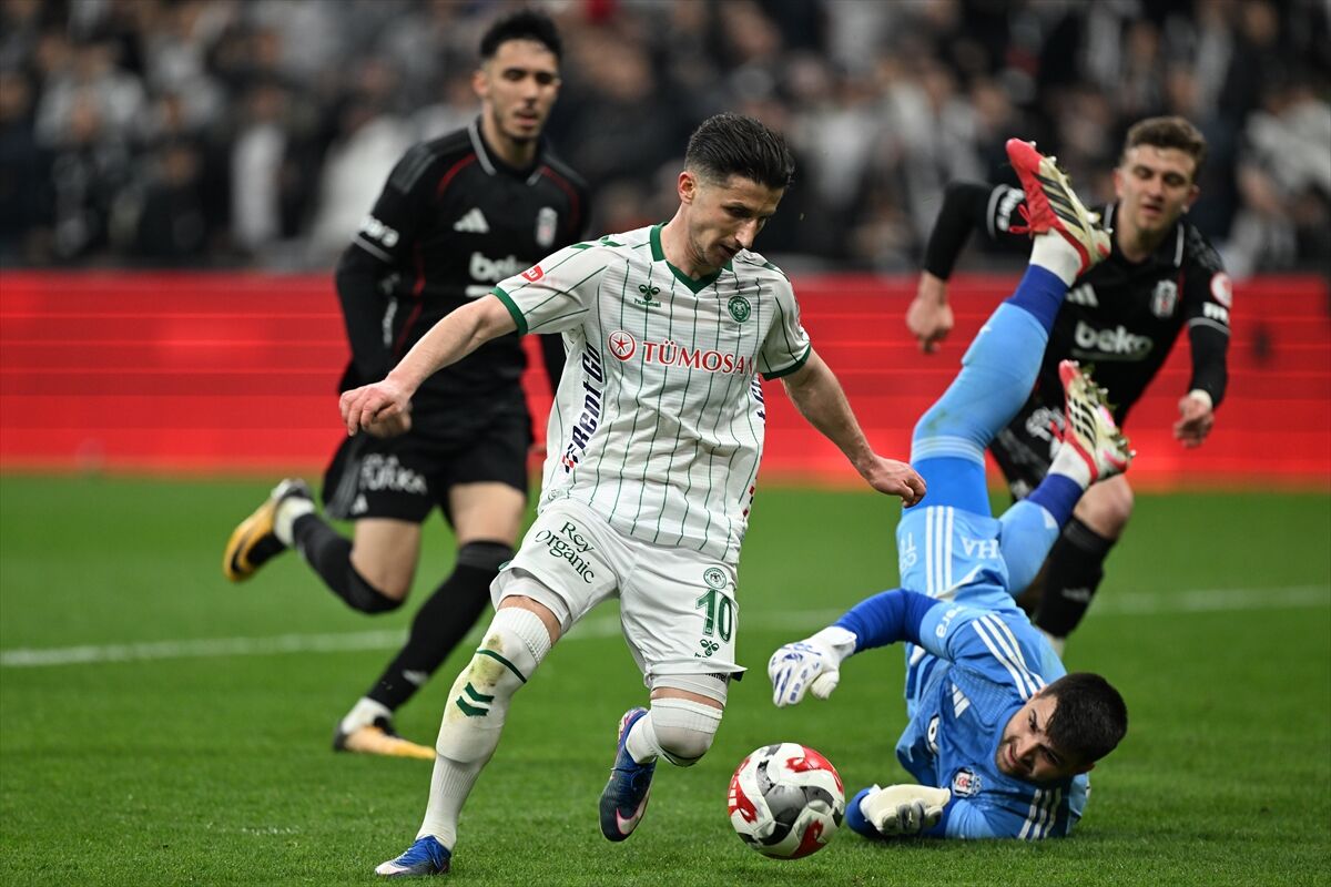 Beşiktaş Taraftarı Öfkesini Hocasından Çıkardı Sergen Yalçın'a Su Şişesi Fırlatıldı! (2)-3