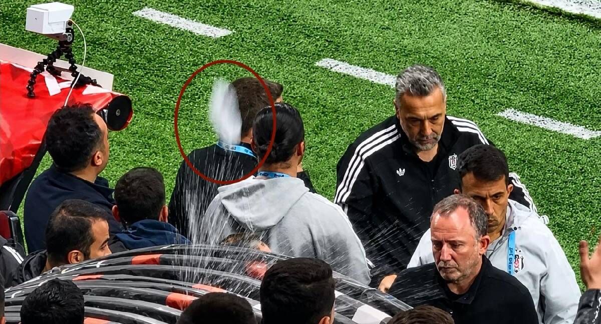 Beşiktaş Taraftarı Öfkesini Hocasından Çıkardı Sergen Yalçın'a Su Şişesi Fırlatıldı! (2)