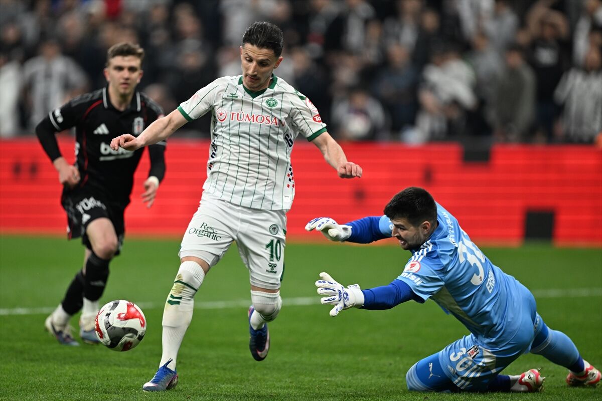 Beşiktaş Taraftarı Öfkesini Hocasından Çıkardı Sergen Yalçın'a Su Şişesi Fırlatıldı! (4)-1