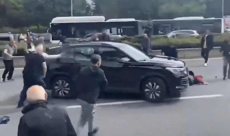Chp Genel Merkezi Önünde “Mutlak Butlan” Kararı Sonrası Yaşanan Yönetim Krizi Nedeniyle Başlayan Gerginlik, Kalabalıkta Tansiyonun Yükselmesiyle Birlikte Kritik Bir Noktaya Ulaştı. Bölgedeki Hareketlilik Sırasında Bir Aracın Ka (1)