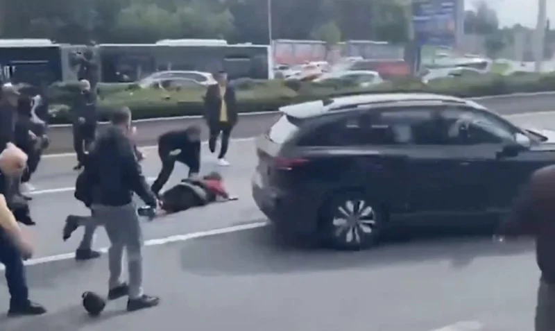Chp Genel Merkezi Önünde “Mutlak Butlan” Kararı Sonrası Yaşanan Yönetim Krizi Nedeniyle Başlayan Gerginlik, Kalabalıkta Tansiyonun Yükselmesiyle Birlikte Kritik Bir Noktaya Ulaştı. Bölgedeki Hareketlilik Sırasında Bir Aracın
