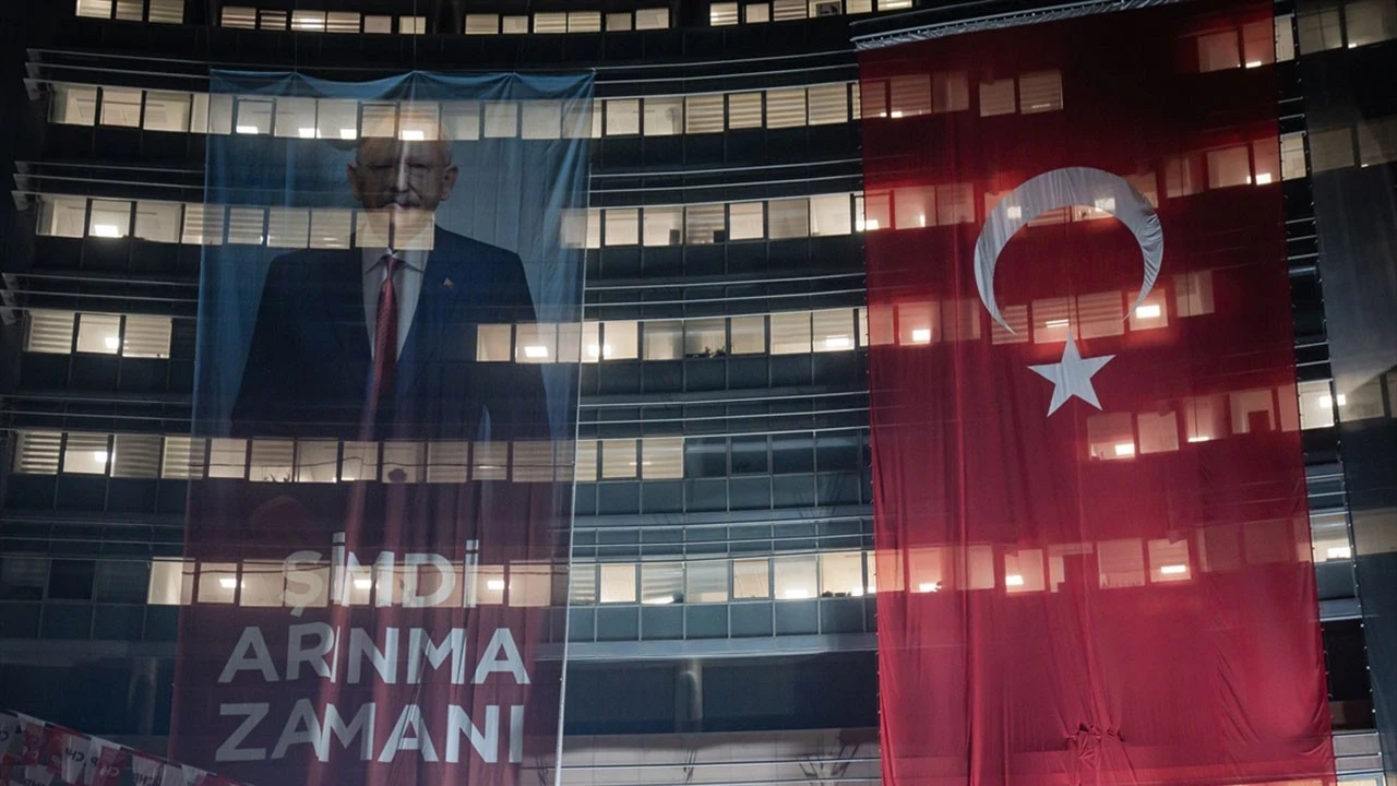 Chp Genel Merkezi’ne Kemal Kılıçdaroğlu’nun Afişi Asıldı Afişe 'Şimdi Arınma Zamanı' Yazıldığı Görüldü!S-1
