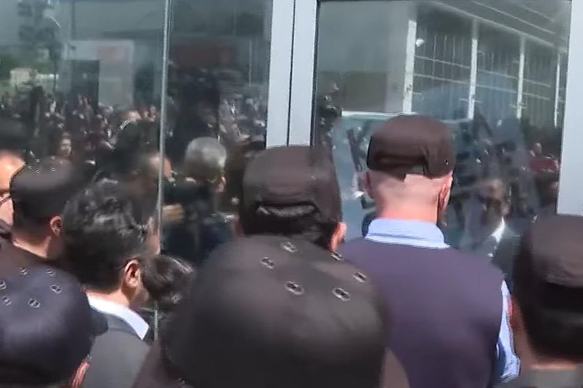 Chp'de Tahliye Krizi Polisler Genel Merkeze Doğru Harekete Geçti (3)