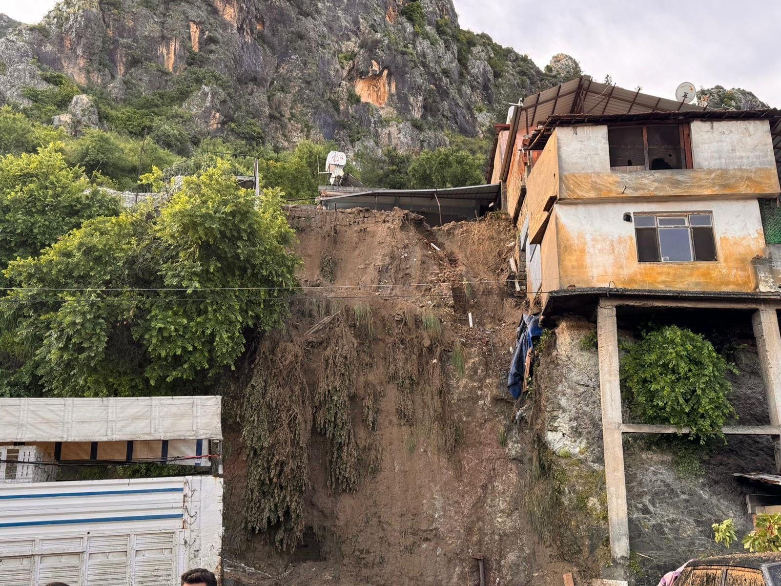 Hatay Geceyi Kabusla Geçirdi Sel, Çökme Ve Ölüm Peş Peşe Geldi (1)