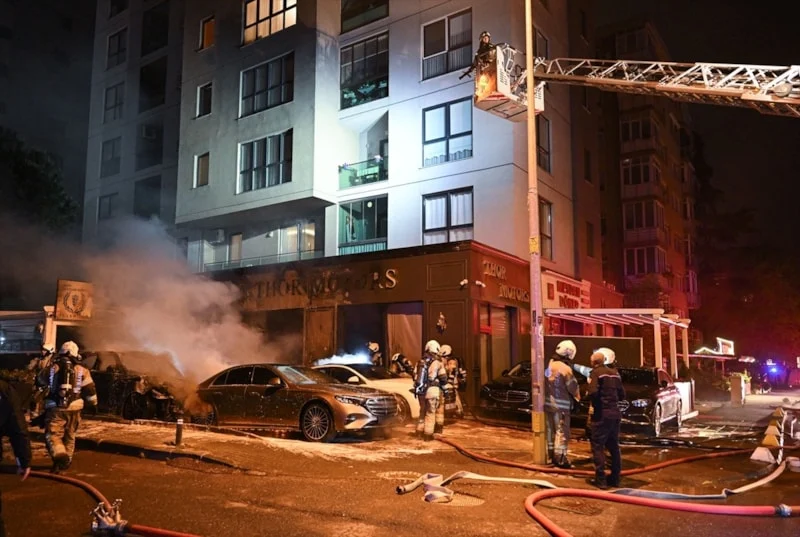 Kadıköy'de Lüks Galeride Yangın Milyonluk Araçlar Küle Döndü (3)