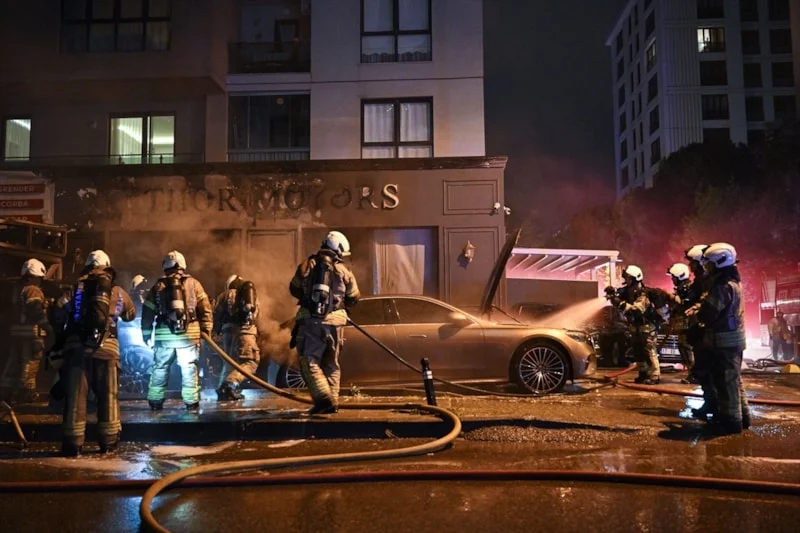 Kadıköy'de Lüks Galeride Yangın Milyonluk Araçlar Küle Döndü (5)