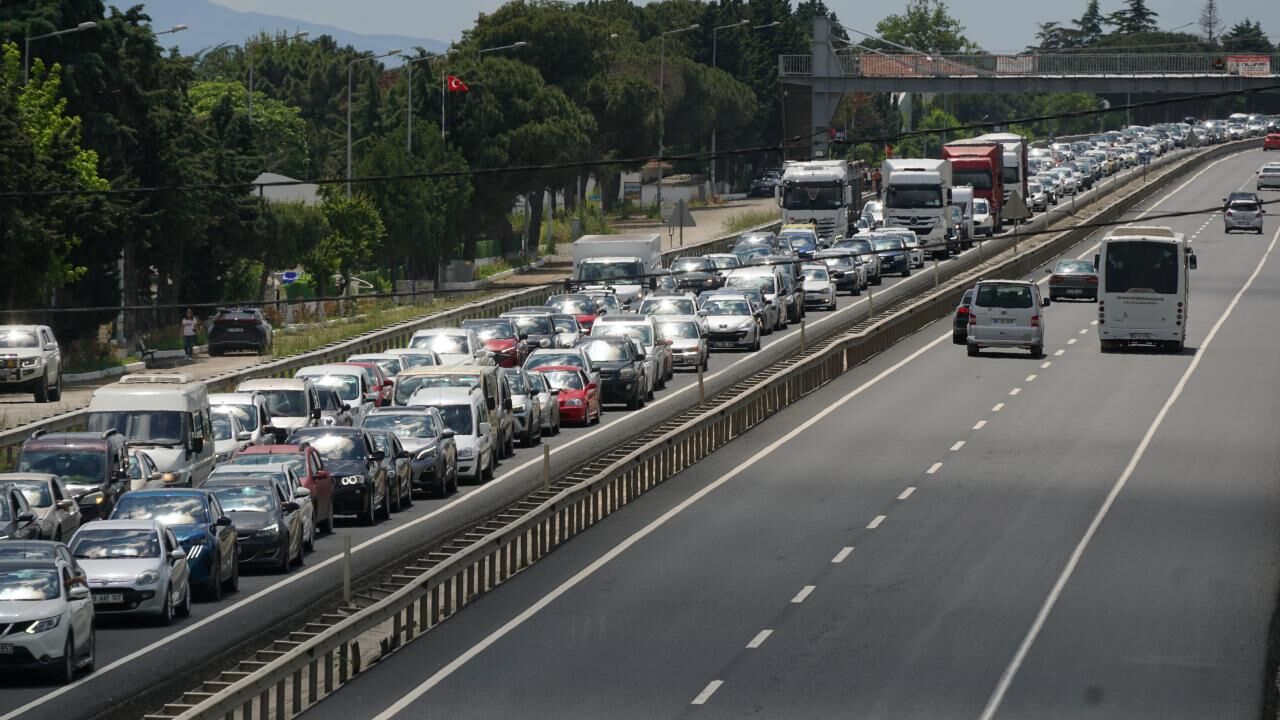 Kurban Bayramı Dönüşü Başladı Yollar Kilitlendi! İşte Trafik Yoğunluğunun Yaşandığı O Bölgeler...b