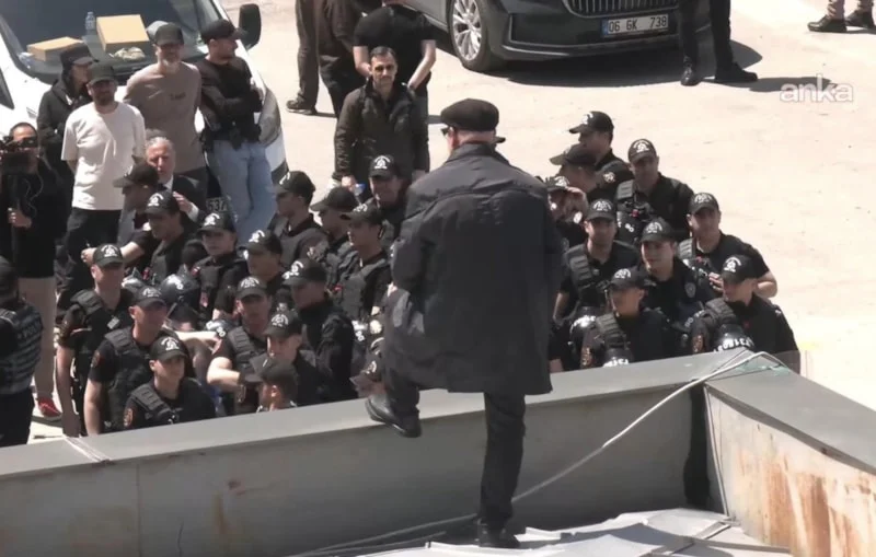 Mahmut Tanal'dan “Hortumlu” Protesto! Çatıya Çıktı Suyu Açın Dedi (3)