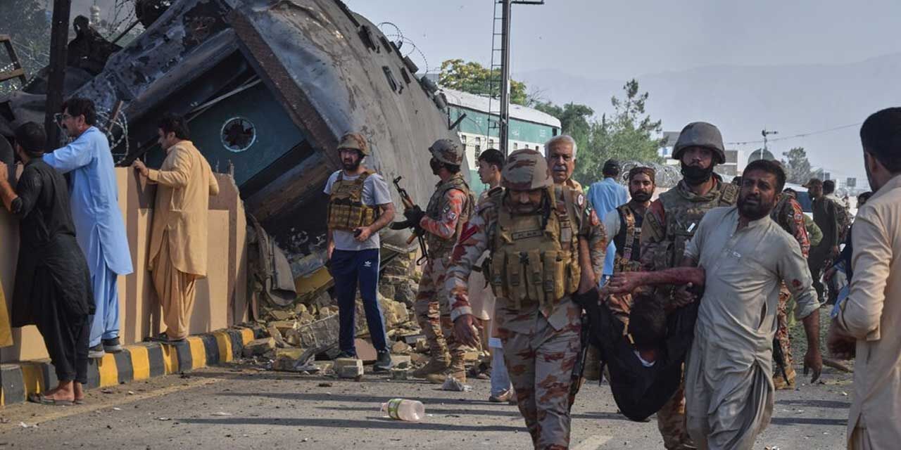 Pakistan'da Trene Bombalı Saldırı 24 Kişi Öldü 70 Kişi Yaralandı (1)
