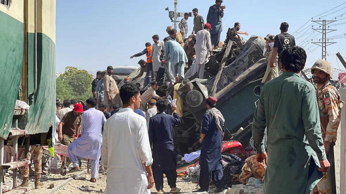 Pakistan'da Trene Bombalı Saldırı 24 Kişi Öldü 70 Kişi Yaralandı (2)