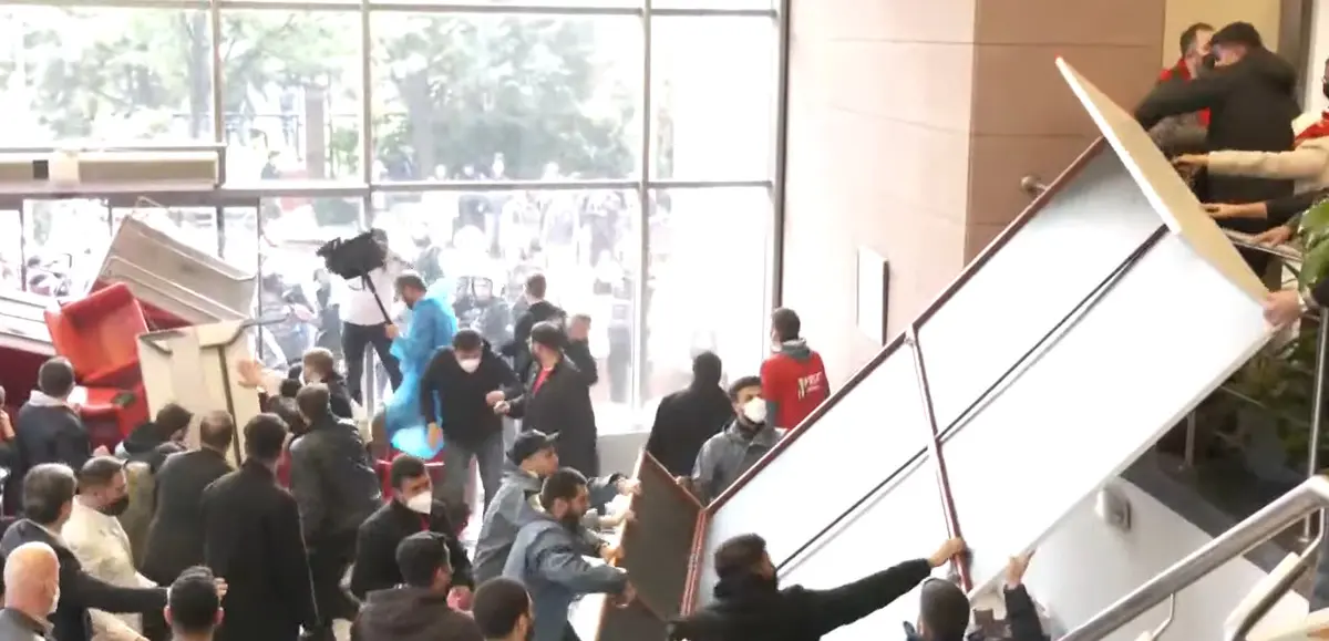 Polis Ekipleri Chp Genel Merkezi'ne Girdi Ortalık Savaş Alanına Döndü (10)-1