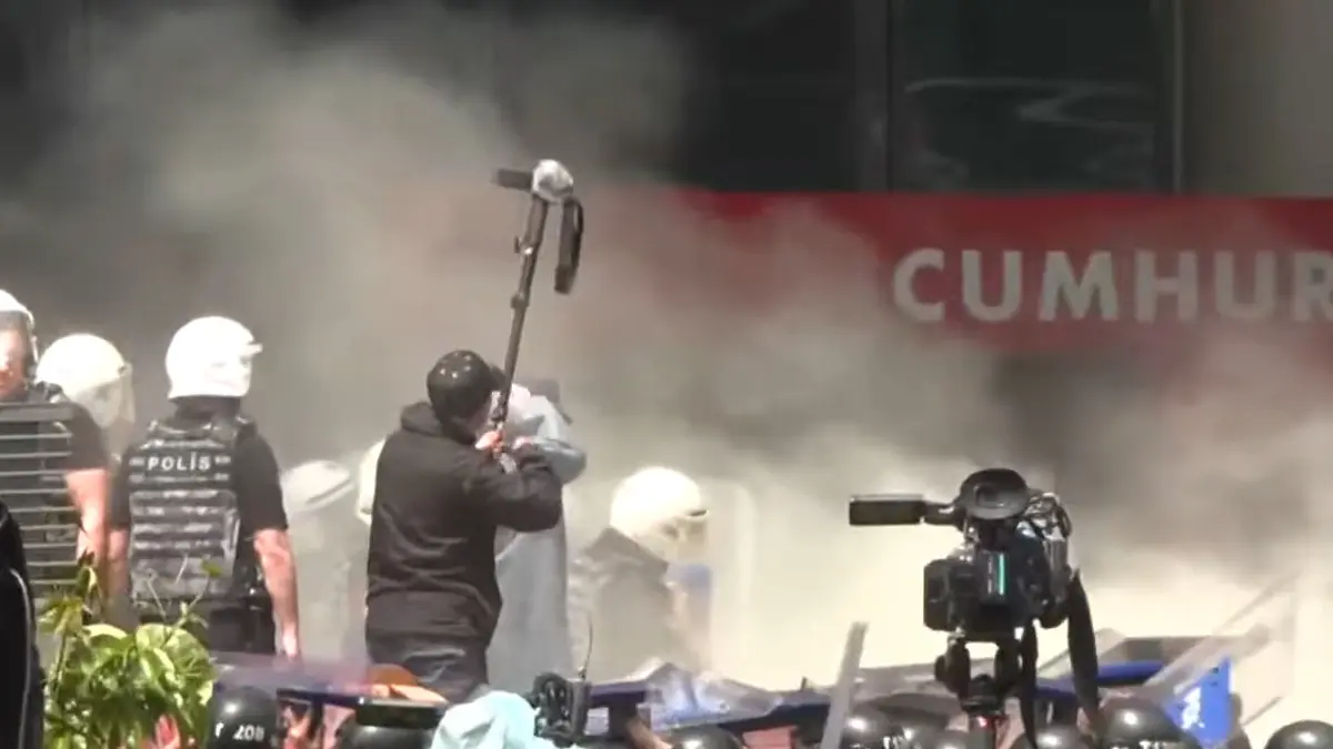 Polis Ekipleri Chp Genel Merkezi'ne Girdi Ortalık Savaş Alanına Döndü (4)-1