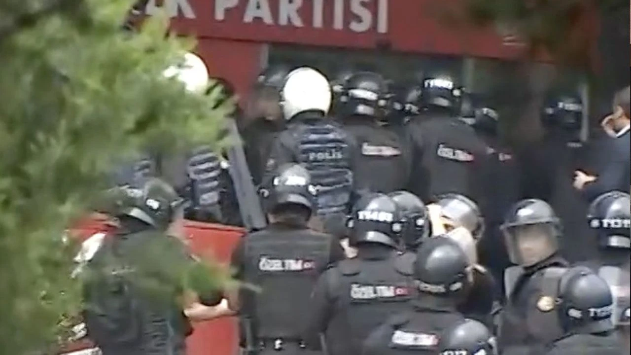 Polis Ekipleri Chp Genel Merkezi'ne Girdi Ortalık Savaş Alanına Döndü (4)