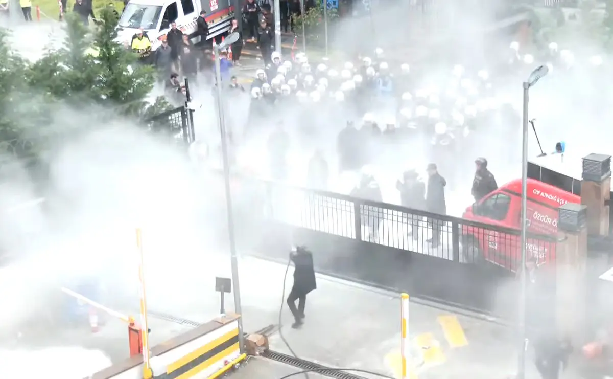 Polis Ekipleri Chp Genel Merkezi'ne Girdi Ortalık Savaş Alanına Döndü (6)-1