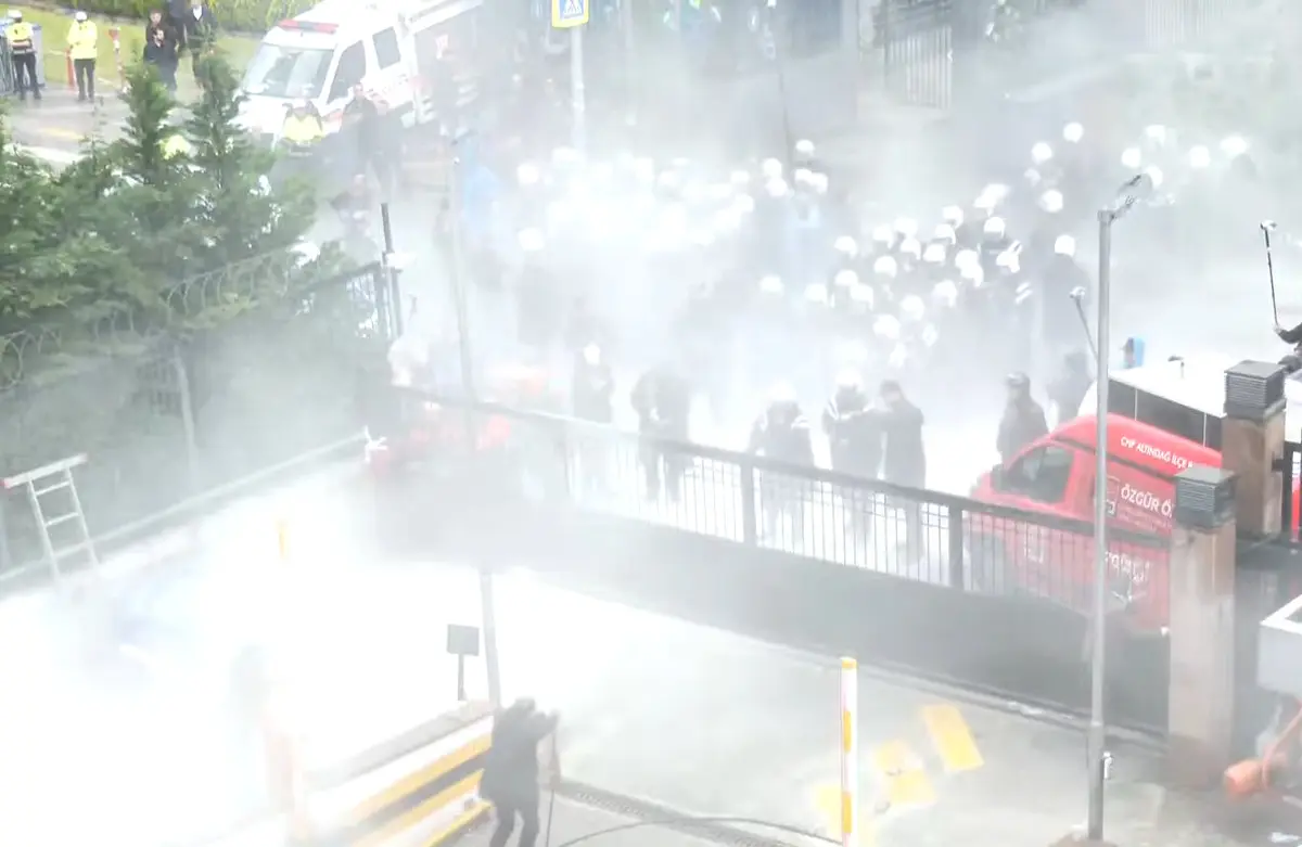 Polis Ekipleri Chp Genel Merkezi'ne Girdi Ortalık Savaş Alanına Döndü (7)-1