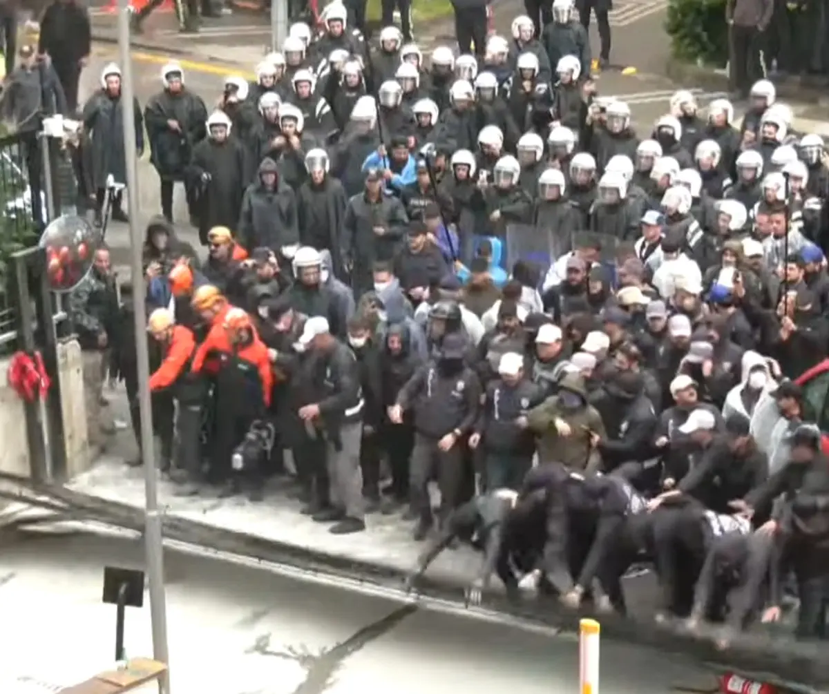Polis Ekipleri Chp Genel Merkezi'ne Girdi Ortalık Savaş Alanına Döndü (9)-1
