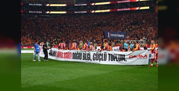 Yesil Sahadaki Pankartlar Dijital Guvenlik Uyarisi Verdi 1777226343