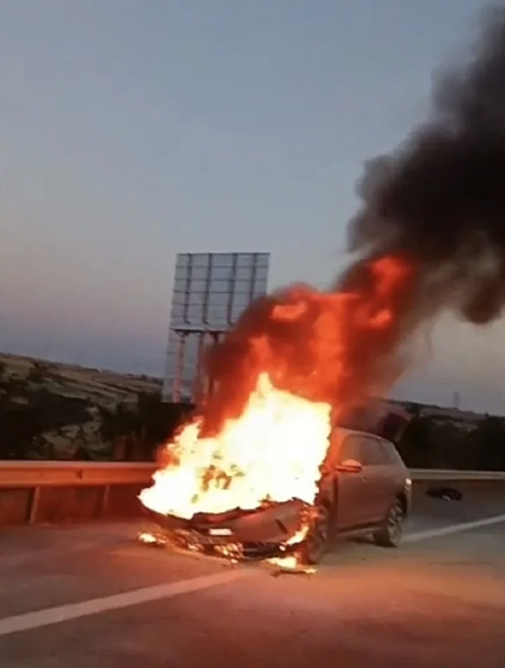 0644F003 Catalcada Yanan Elektrikli Otomobilin Surucusu Ailemi Bir Bucuk Dakika Arayla Kurtardim