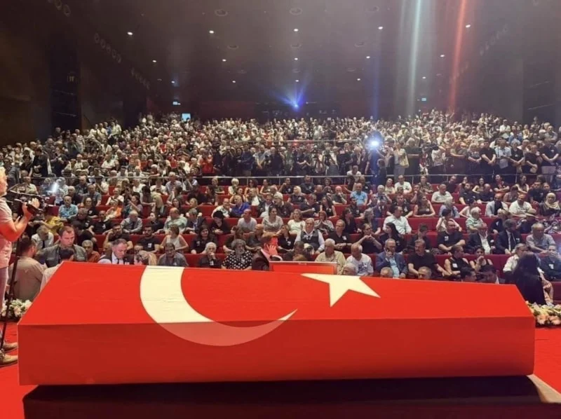 Kadir İnanır'ın cenaze töreninde ortalık karıştı! Kenan Evren görüntülerine kalabalık tepki gösterdi