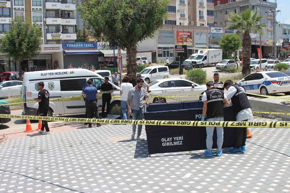 Adana'da Aile Faciası Emekli Polis Kendisine Bıçakla Saldıran Oğlunu Tabancayla Öldürdü!Iı