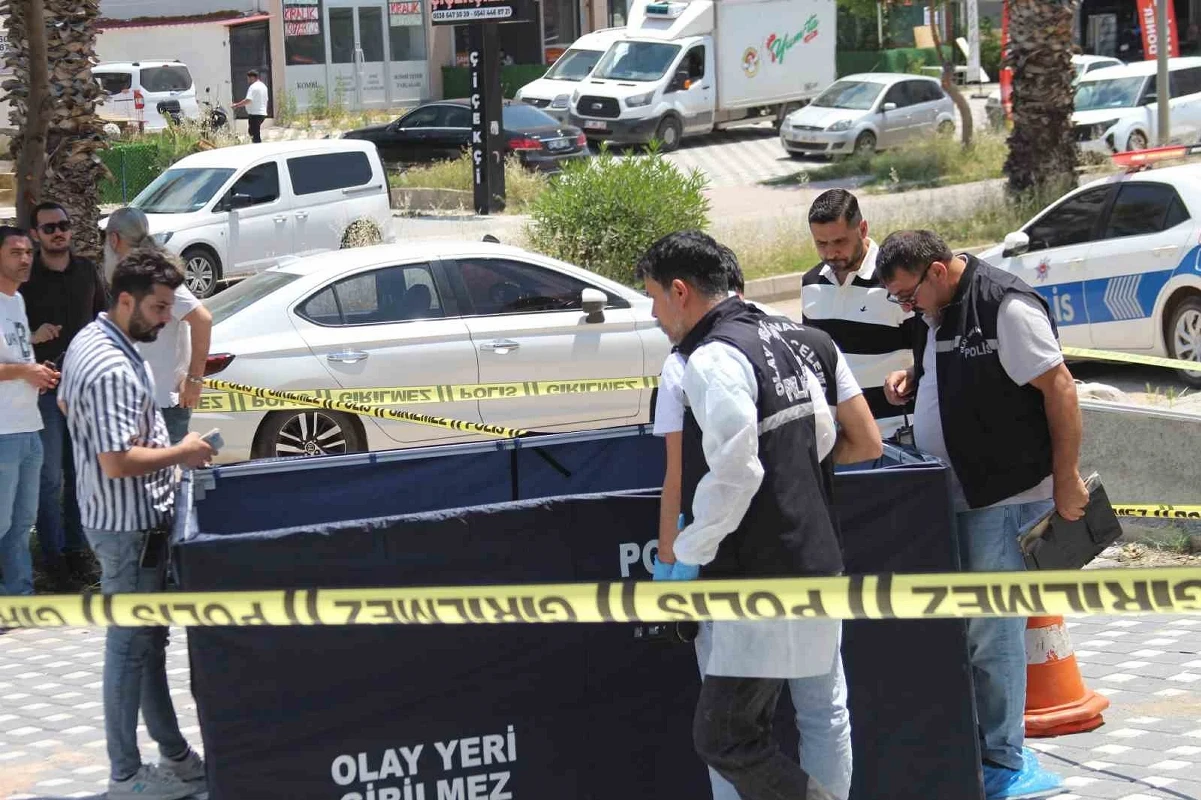 Adana'da Aile Faciası Emekli Polis Kendisine Bıçakla Saldıran Oğlunu Tabancayla Öldürdü!Vv