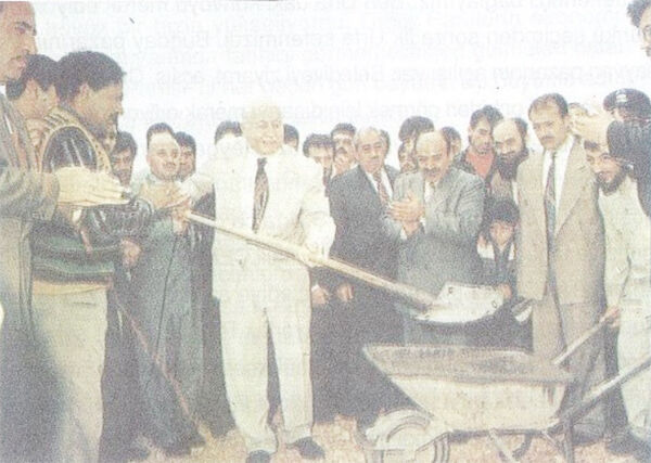 Adnan Öksüz Erbakan Hoca Temel Atma.jpg
