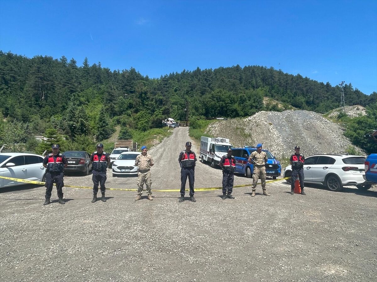 Bolu'da Maden Ocağında Göçük! Toprak Altında Kalan Işçi Için Çalışmalar Sürüyor (2)