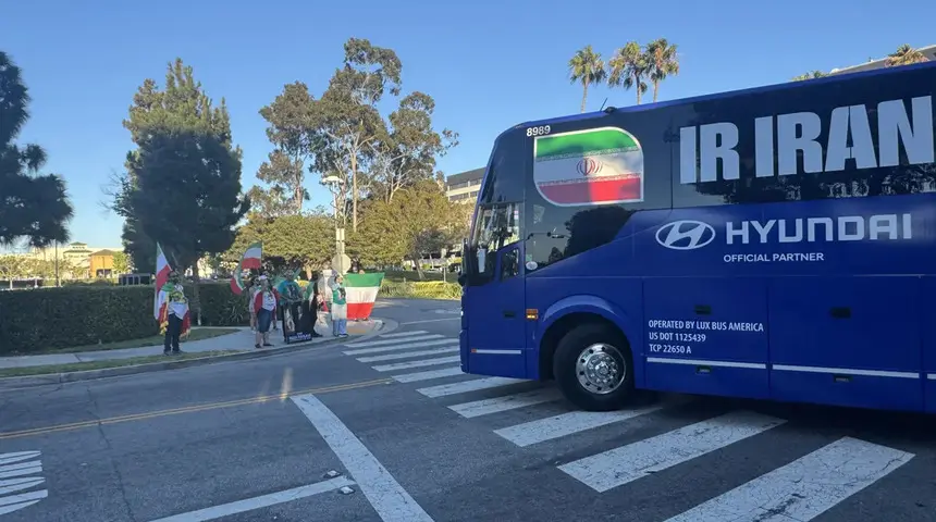 Dünya Kupası'nda Kriz İran Milli Takımı Abd'de Protestoyla Karşılandı (2)