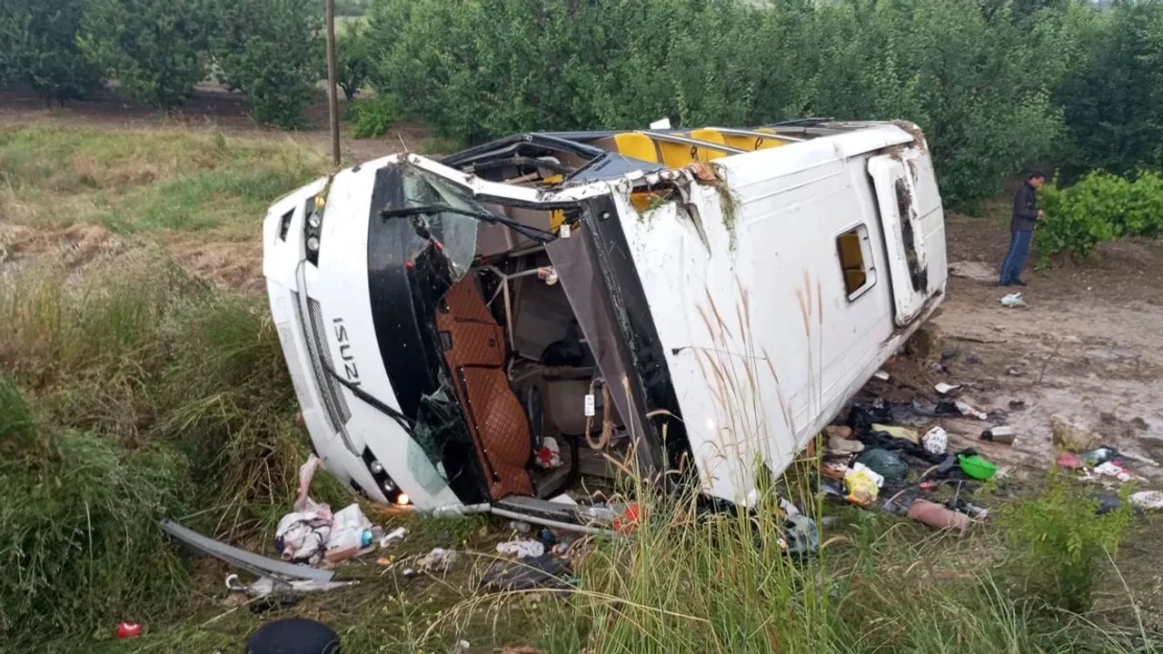 Ispartada Feci Kaza Tur Minibusu Sarampole Yuvarlandi 4 Olu 16 Yarali Qmpgjpg