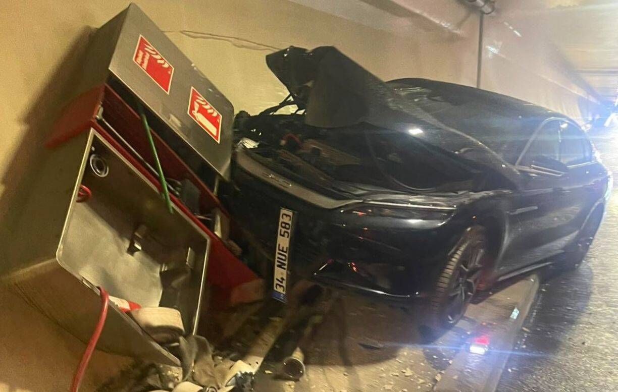 İstanbul'da Sabah Çilesi Avrasya Tüneli'nde Kaza Sonrası Tüneli Su Bastı! Trafik Felç Olduh