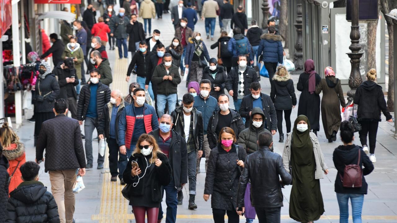 Kalabalik Cadde Koronavirus Vaka Sayisi Depophotos 1503144