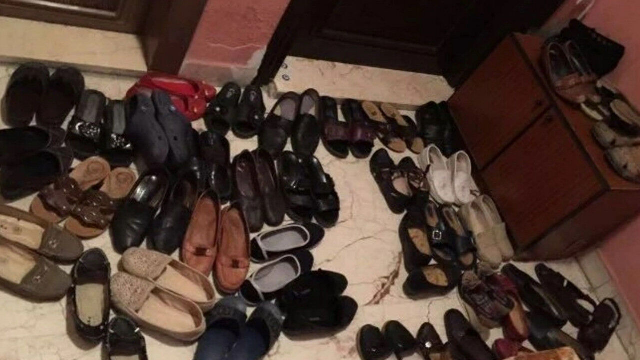 Kapi Onunde Ayakkabi Birakana Kotu Haber Q B1Q